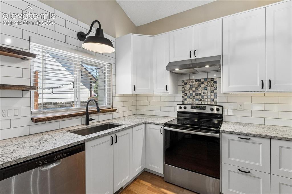 Image 13 of 30: Kitchen