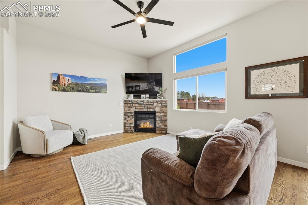 Image 17 of 36: Living Room