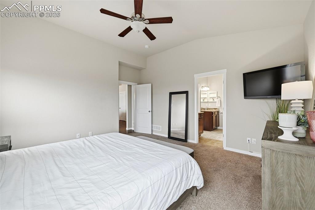 Image 19 of 36: Bedroom