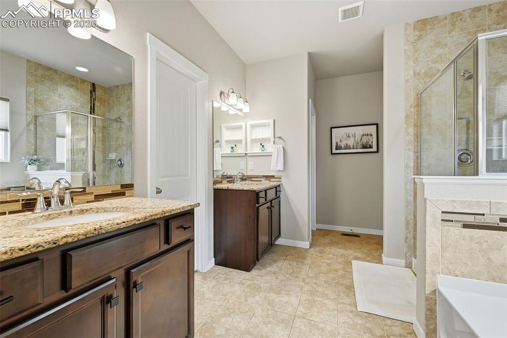 Image 20 of 36: Bathroom