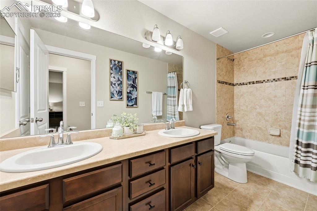 Image 28 of 36: Bathroom