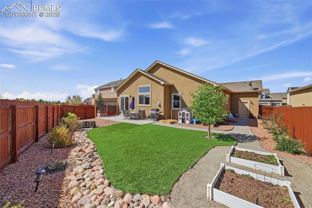 Image 29 of 36: Back of Structure