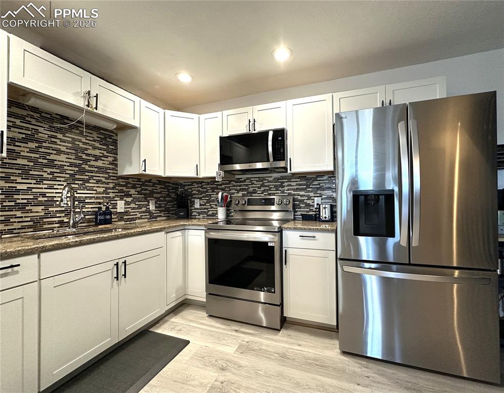 Image 6 of 13: Kitchen