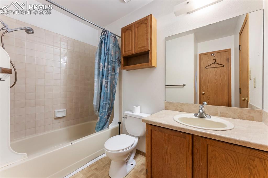 Image 16 of 34: Bathroom