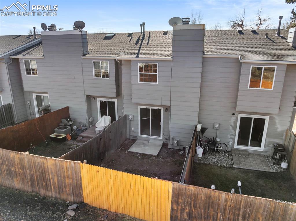 Image 26 of 34: Back of Structure