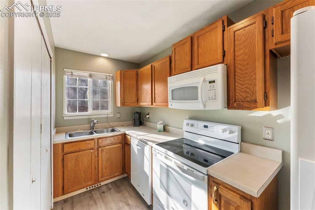 Image 9 of 34: Kitchen