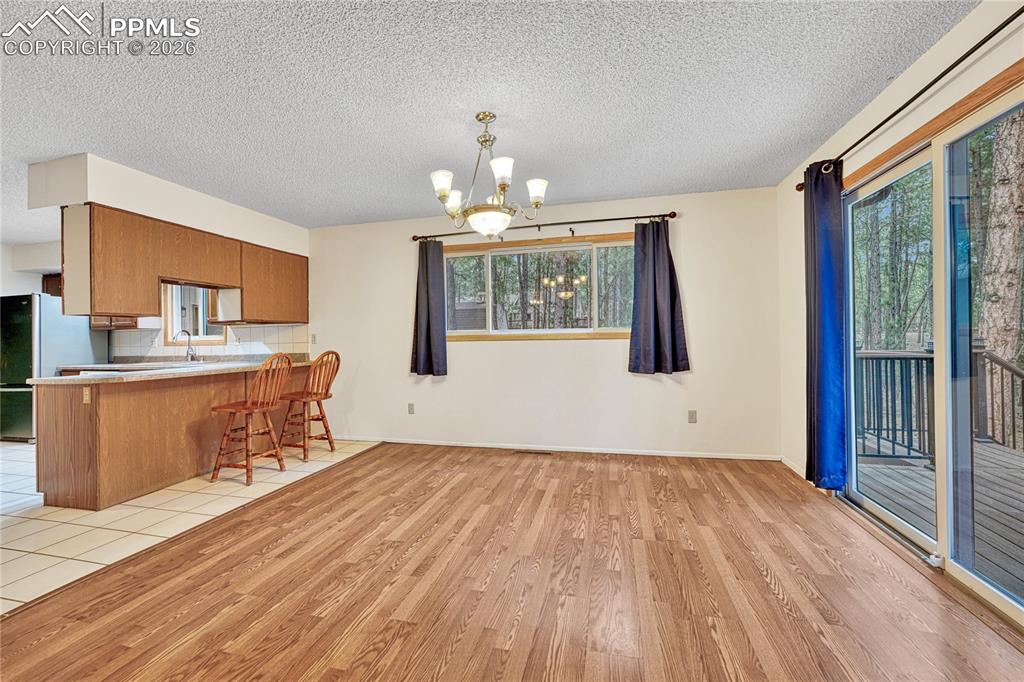 Image 11 of 50: Dining Area