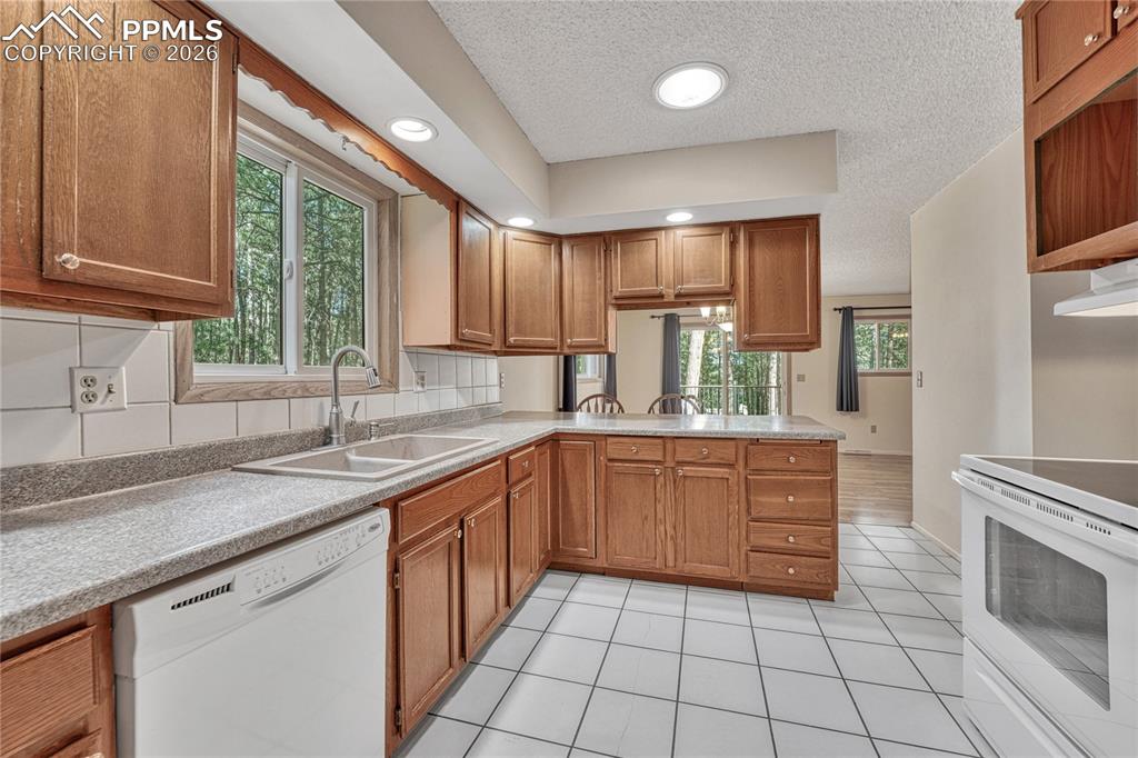 Image 20 of 50: Kitchen