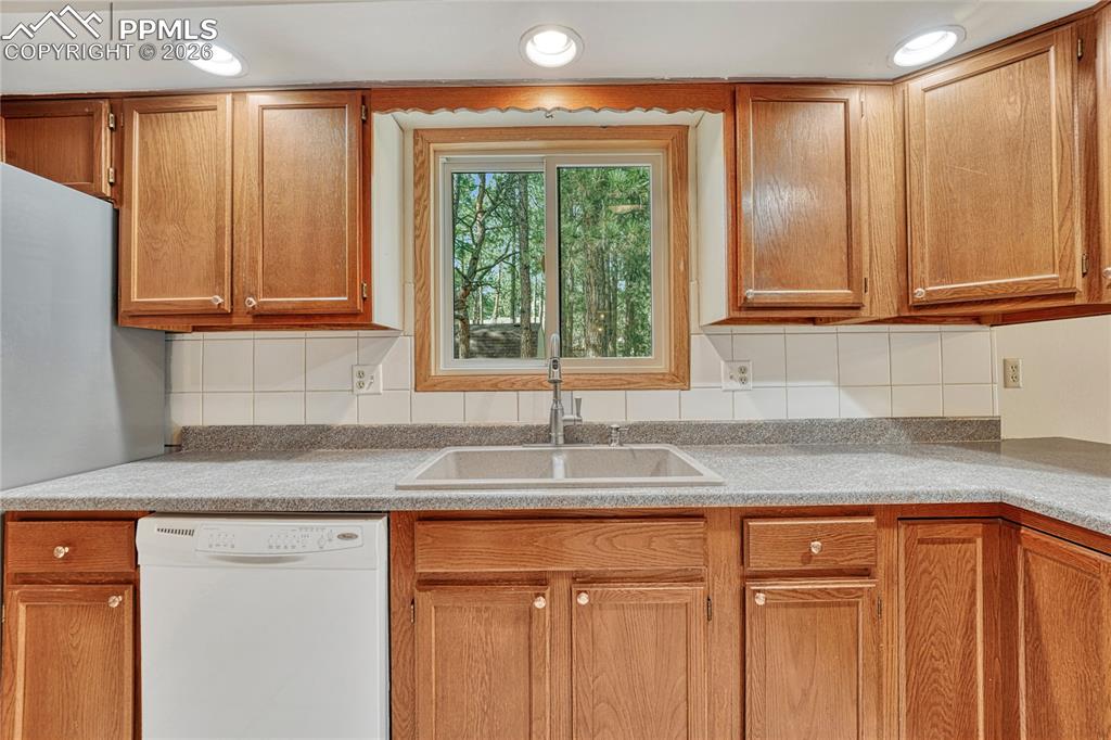 Image 21 of 50: Kitchen