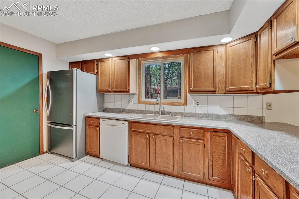 Image 22 of 50: Kitchen