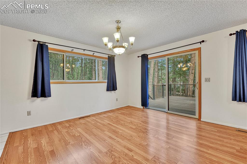 Image 23 of 50: Dining Area