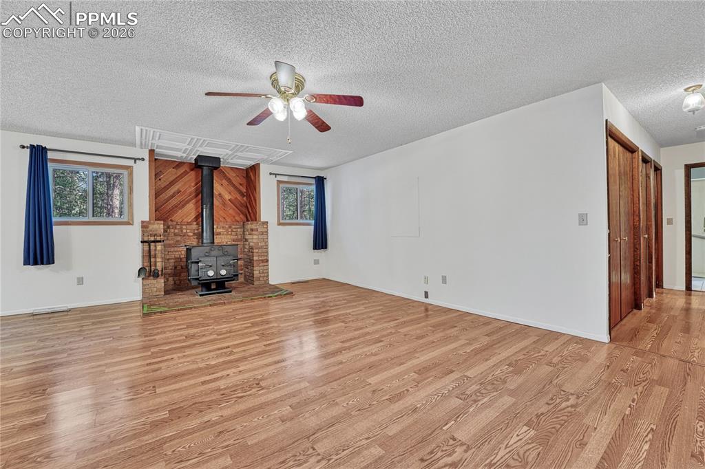 Image 25 of 50: Living Room