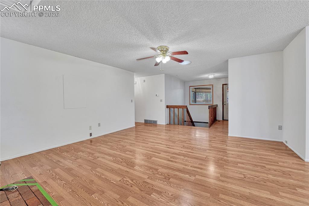 Image 26 of 50: Living Room