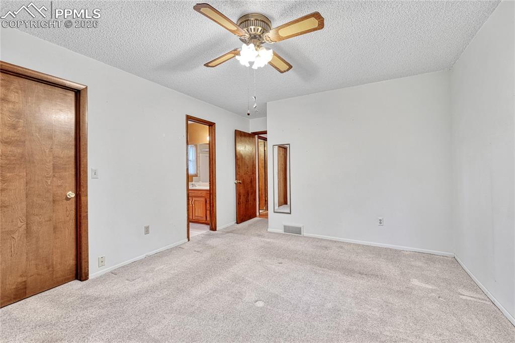 Image 29 of 50: Bedroom