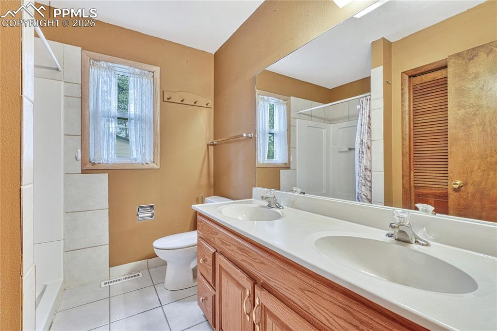 Image 31 of 50: Bathroom