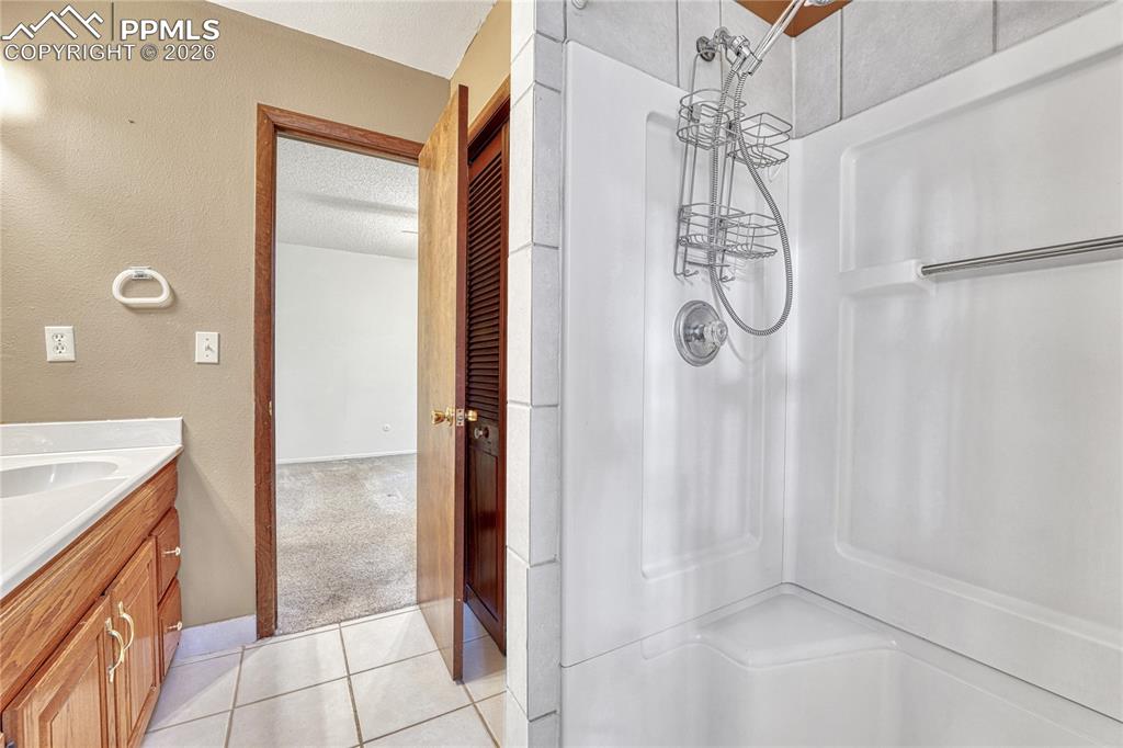 Image 32 of 50: Bathroom