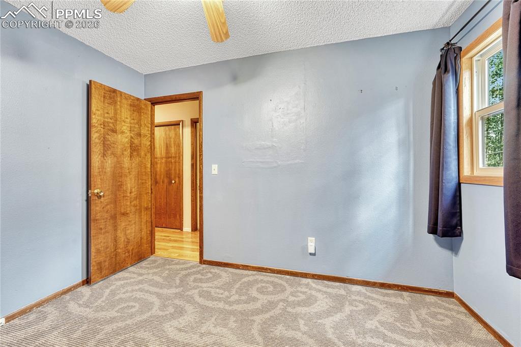 Image 33 of 50: Bedroom