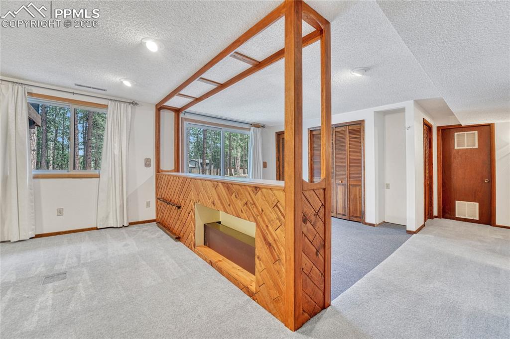 Image 43 of 50: Living Room