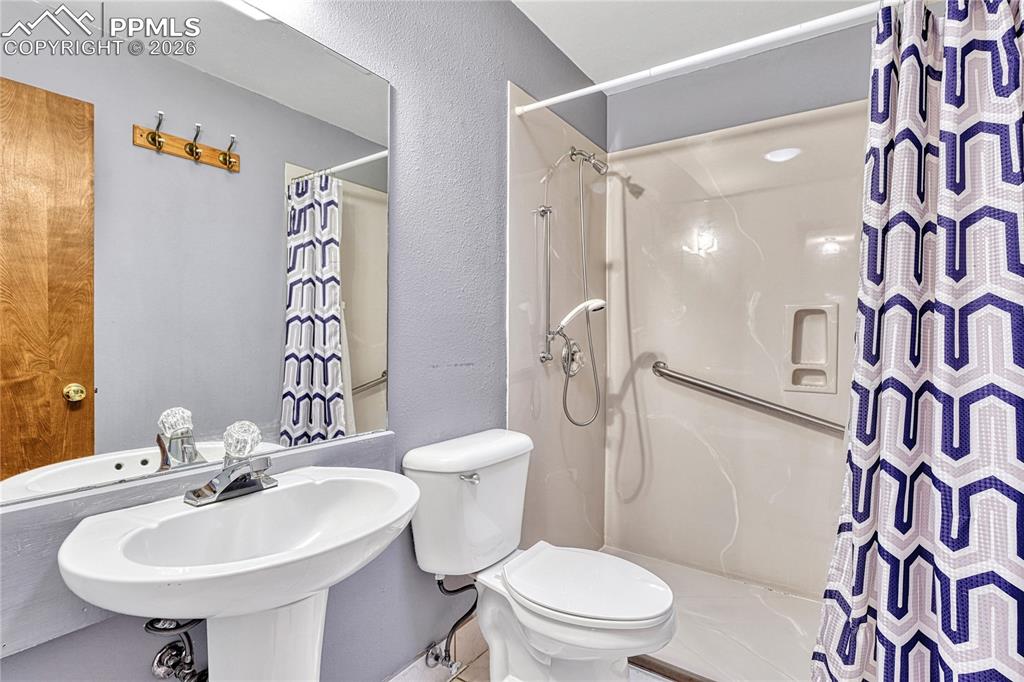 Image 49 of 50: Bathroom