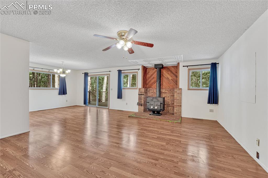 Image 8 of 50: Living Room