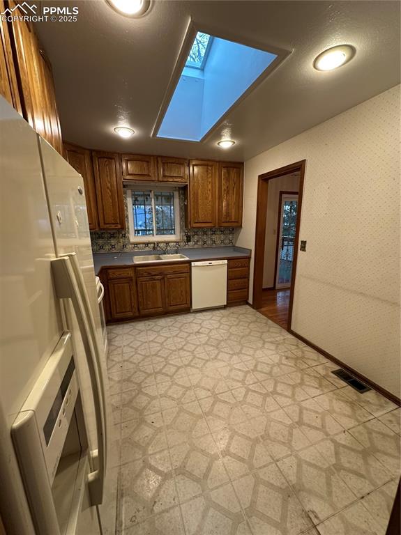 Image 7 of 12: Kitchen