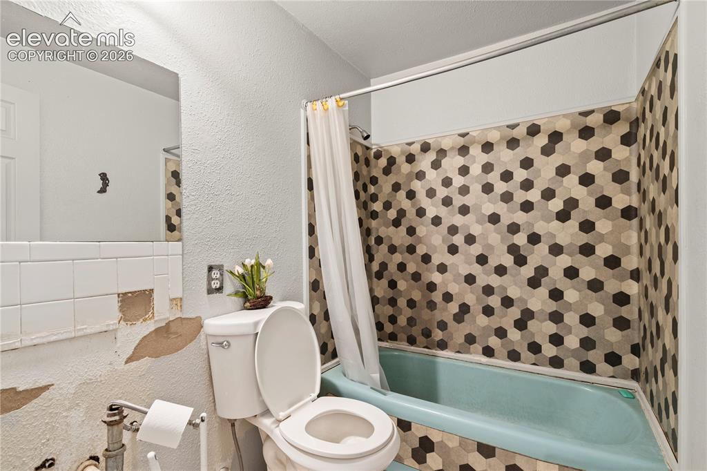Image 10 of 15: Bathroom