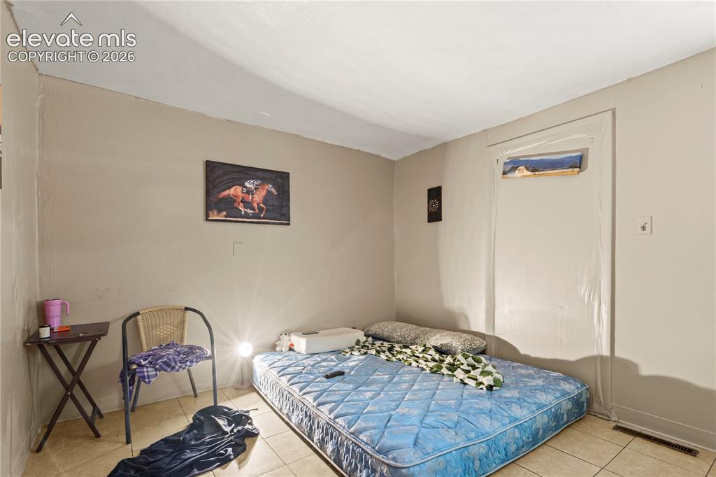 Image 11 of 15: Bedroom