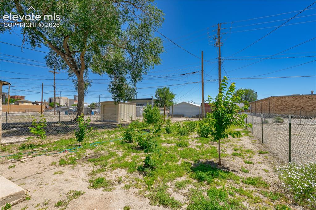 Image 14 of 15: Yard