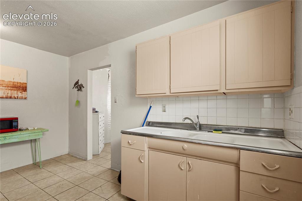 Image 7 of 15: Kitchen