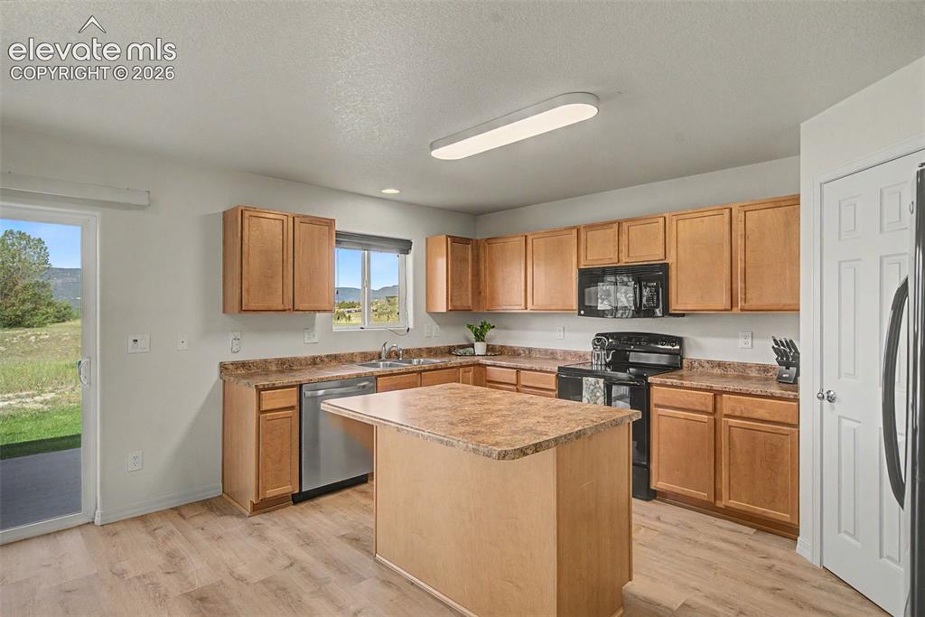 Image 14 of 45: Kitchen