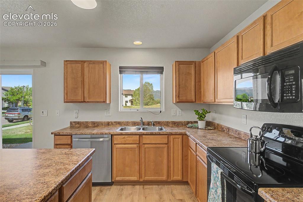 Image 15 of 45: Kitchen