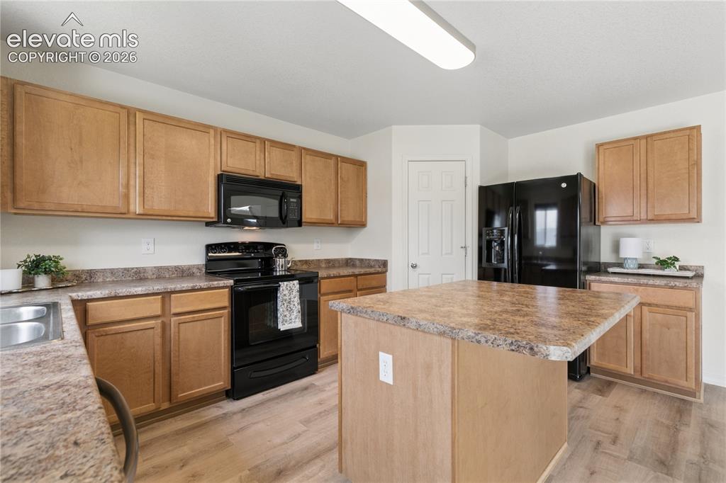 Image 16 of 45: Kitchen