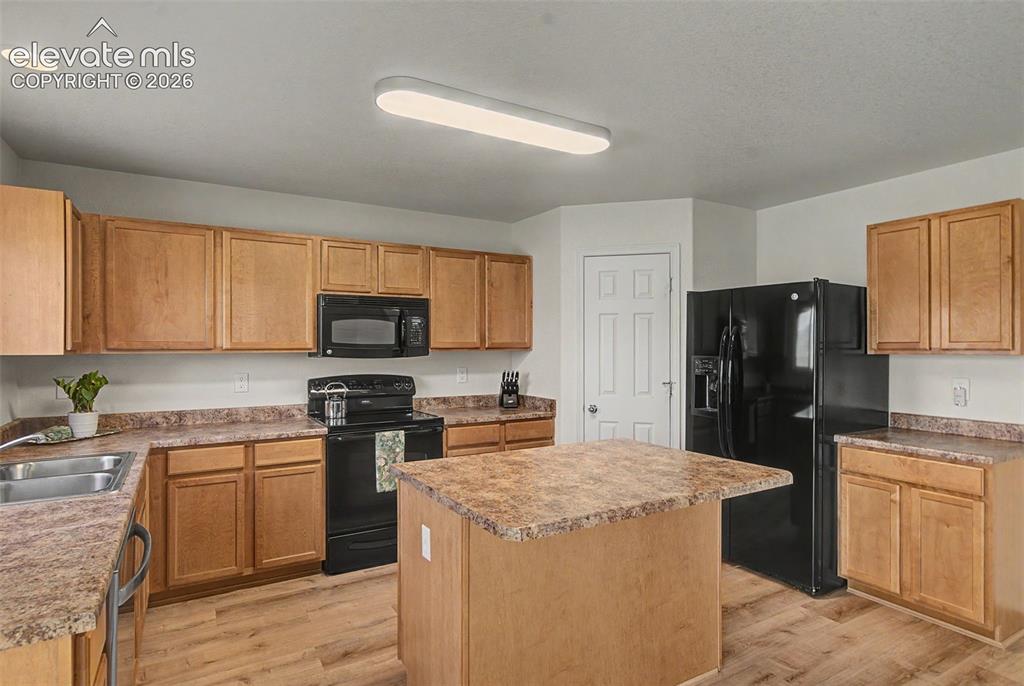 Image 17 of 45: Kitchen