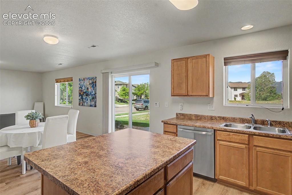 Image 18 of 45: Kitchen