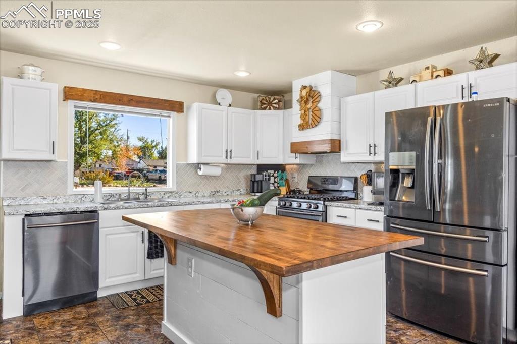 Image 11 of 32: Kitchen