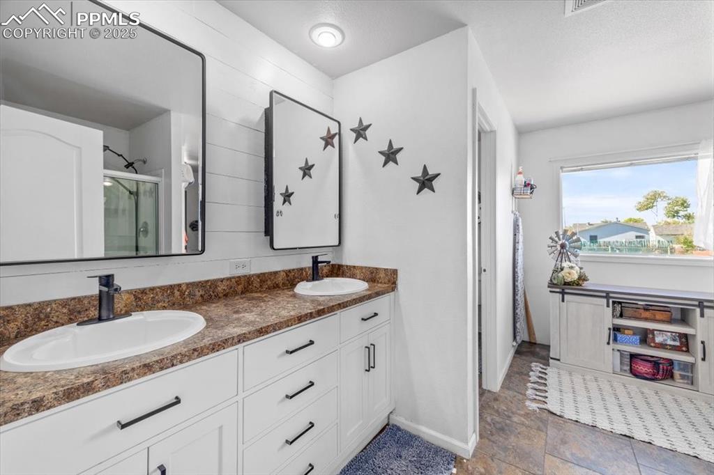 Image 16 of 32: Bathroom