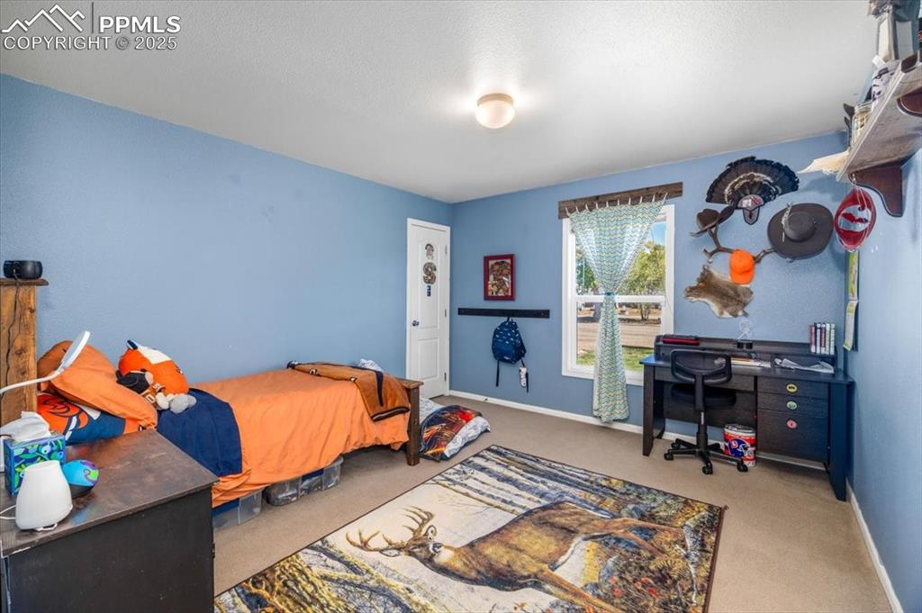 Image 18 of 32: Bedroom