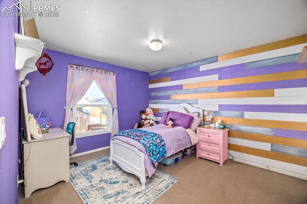 Image 19 of 32: Bedroom