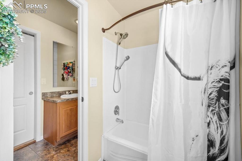 Image 20 of 32: Bathroom