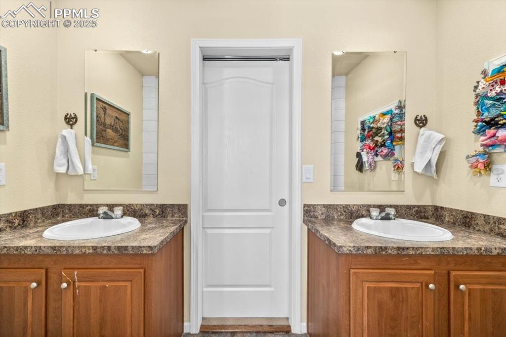 Image 21 of 32: Bathroom