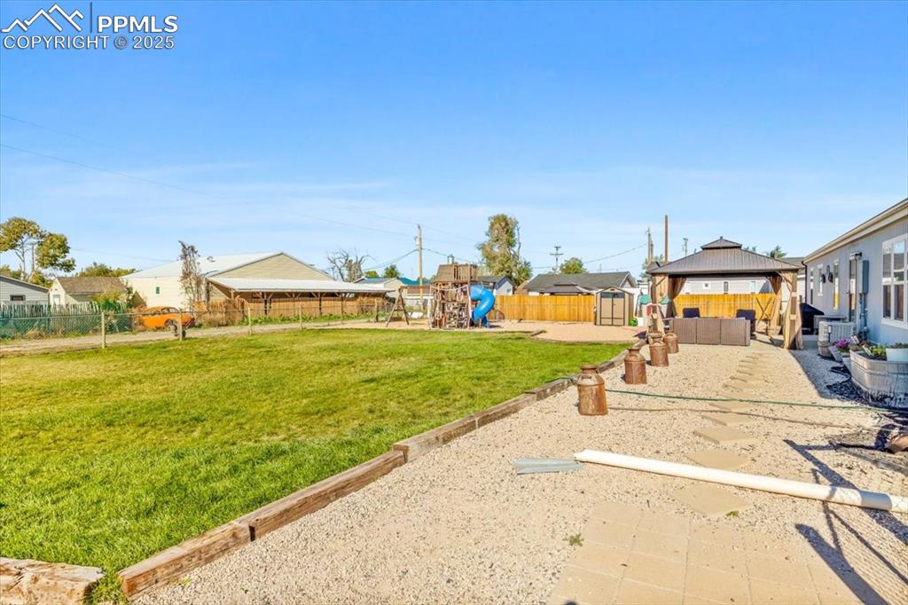 Image 26 of 32: Yard