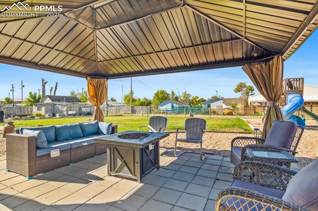 Image 27 of 32: Patio