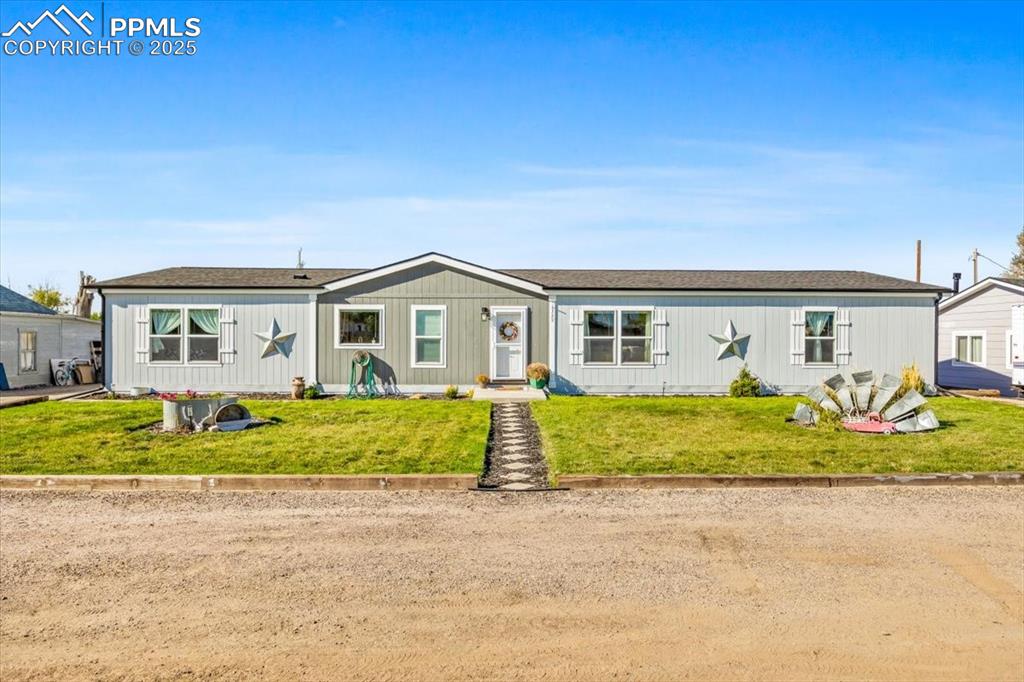 Image 4 of 32: Front of Structure