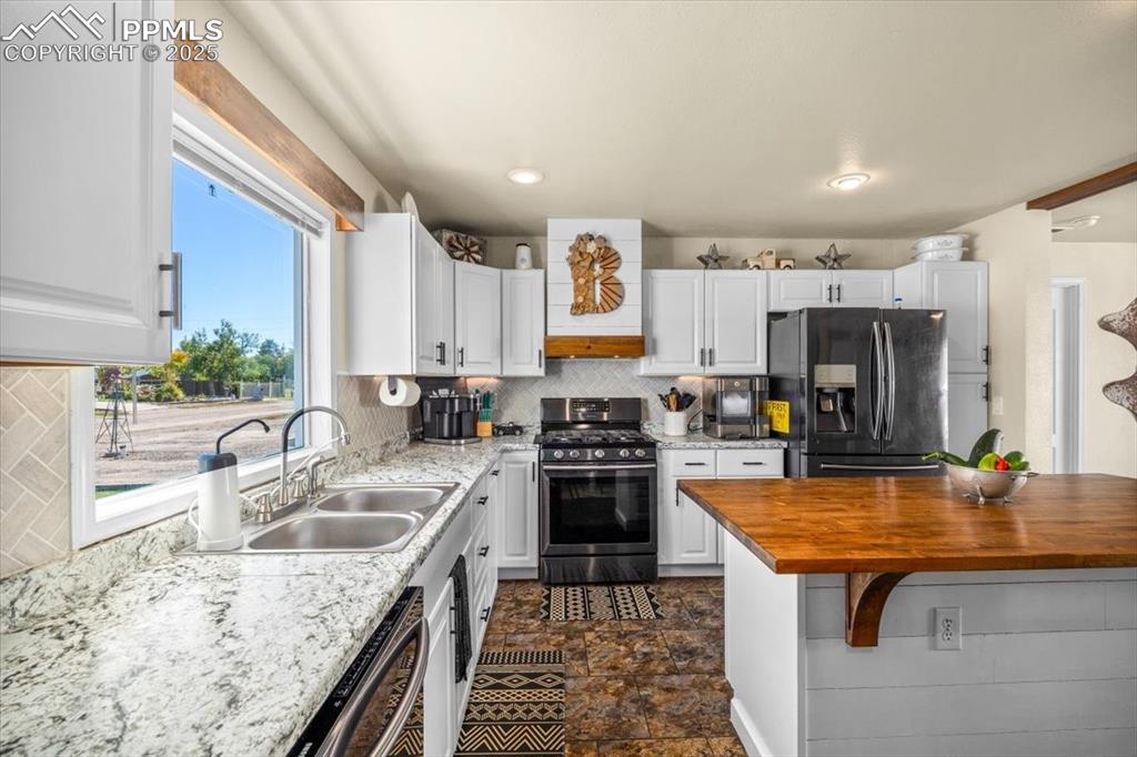 Image 9 of 32: Kitchen