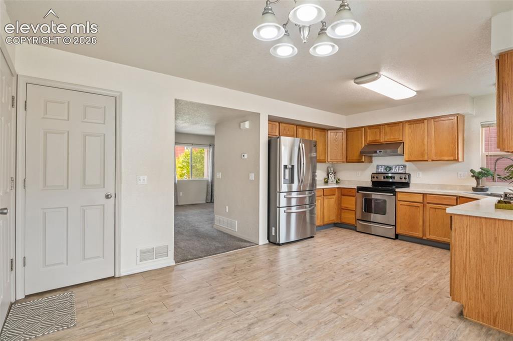 Image 10 of 25: Kitchen
