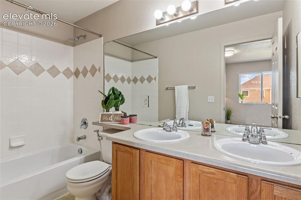 Image 17 of 25: Bathroom
