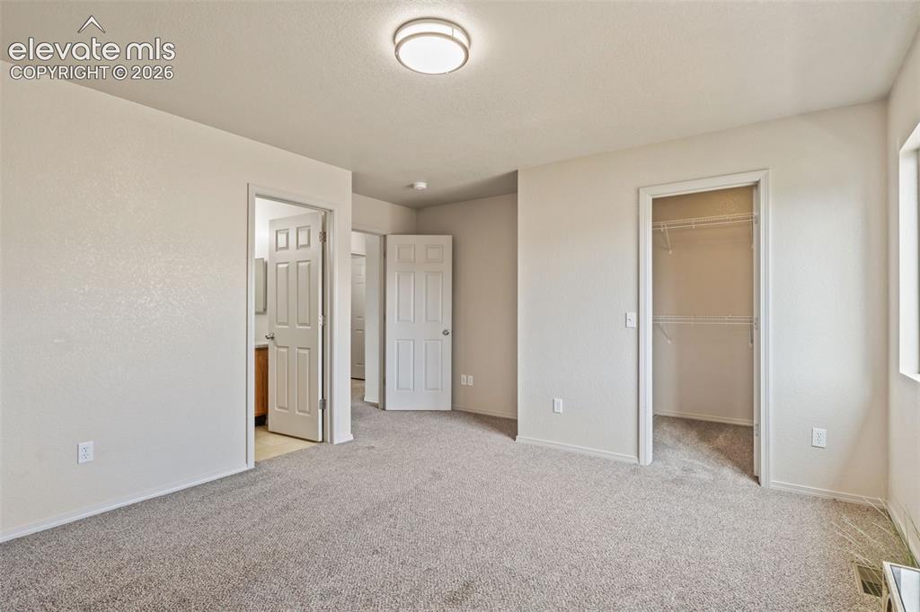 Image 19 of 25: Bedroom