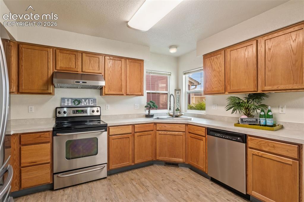 Image 7 of 25: Kitchen