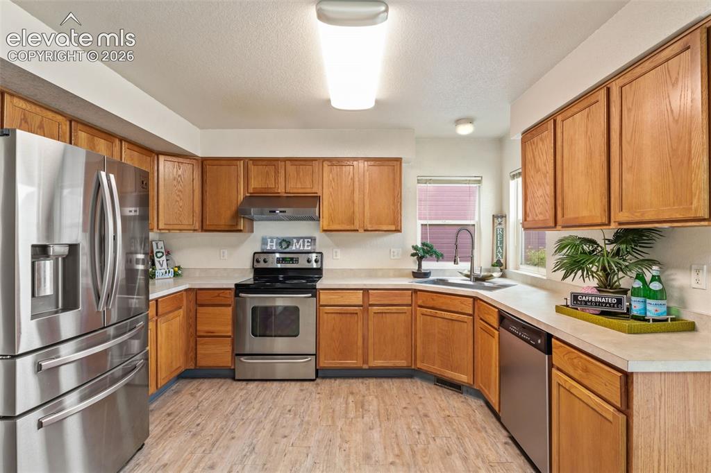 Image 8 of 25: Kitchen