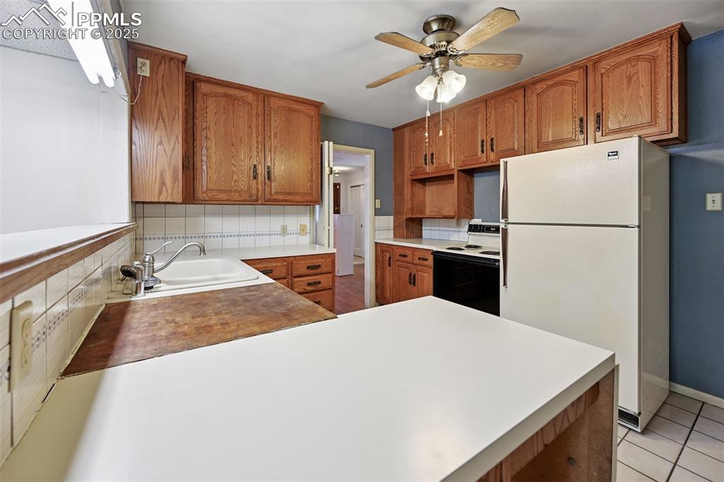 Image 20 of 44: Kitchen